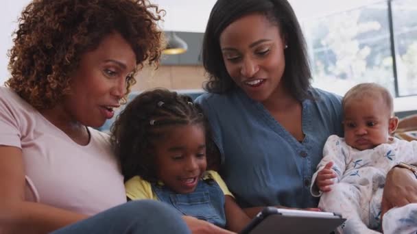 多代非洲裔美国女性家庭坐在沙发上 一起使用数字平板电脑 慢镜头拍摄 — 图库视频影像