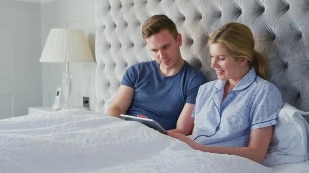 Paar Hause Bett Selbstisolierend Mit Digitalem Tablet Während Covid Lockdown — Stockvideo