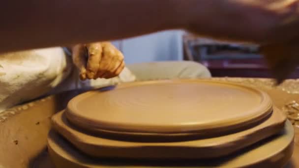 Närbild Manliga Potter Formning Lera För Plattan Keramik Hjul Keramik — Stockvideo