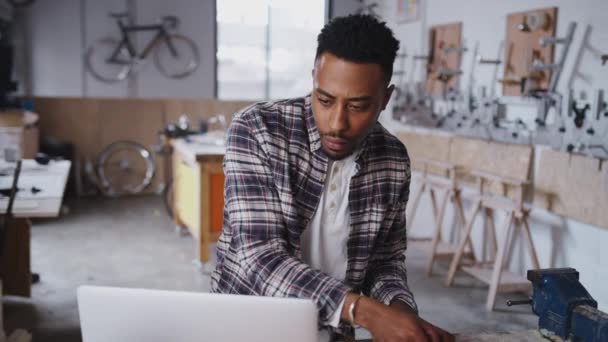 Jeune Propriétaire Entreprise Masculin Atelier Pour Construction Vélos Bambou Faits — Video