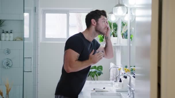 Homem Usando Pijama Pia Colocando Hidratante Banheiro Filmado Câmera Lenta — Vídeo de Stock