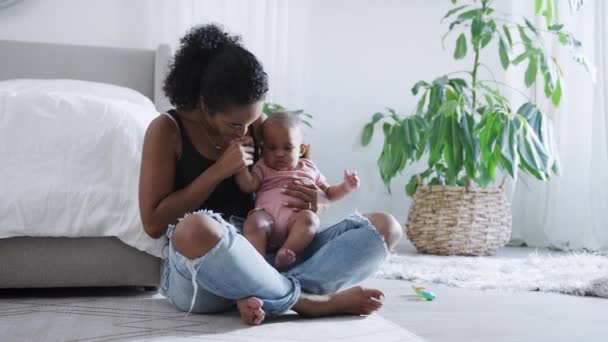 Liefdevolle Moeder Spelen Met Baby Dochter Zitten Vloer Slaapkamer Geschoten — Stockvideo