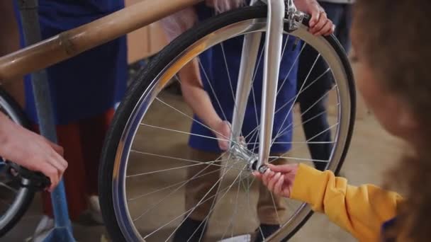 Equipo Multicultural Aprendices Taller Revisando Ruedas Marco Bicicleta Construido Mano — Vídeos de Stock
