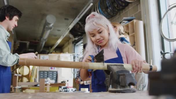 建筑自行车框架锯木木工车间的女学徒 慢动作射击 — 图库视频影像