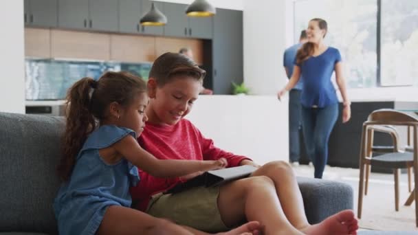 Madre Embarazada Jugando Videojuegos Con Niños Tableta Digital Salón Durante — Vídeos de Stock