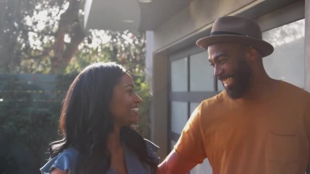 Retrato Una Pareja Afroamericana Sonriente Jardín Casa Contra Sol Abrasador — Vídeos de Stock