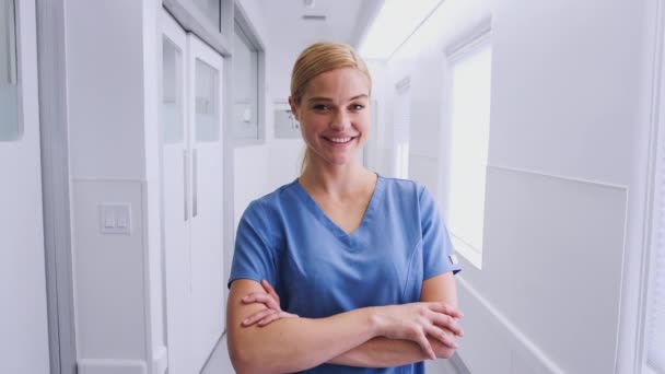 Portret Van Een Lachende Vrouwelijke Arts Die Operatiekleding Draagt Ziekenhuisgang — Stockvideo