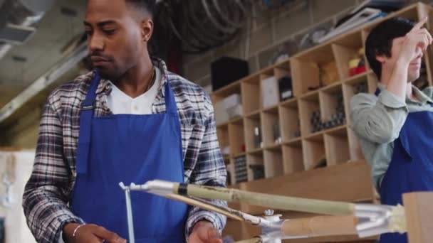 Equipo Multicultural Aprendices Taller Que Aprenden Montar Cuadro Bicicleta Construido — Vídeos de Stock