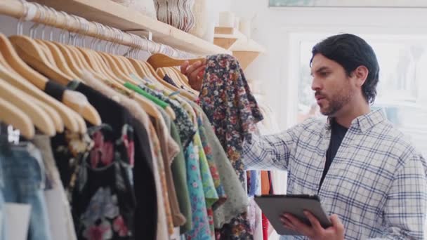 Moda Mağazasının Erkek Sahibi Giyim Mağazasındaki Demiryolu Stoklarını Kontrol Etmek — Stok video