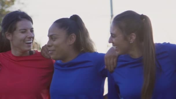 Retrato Equipes Futebol Feminino Comemorando Com Braços Redor Uns Dos — Vídeo de Stock