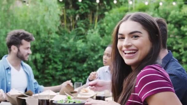 Retrato Una Mujer Hispana Con Amigos Casa Sentada Mesa Disfrutando — Vídeos de Stock