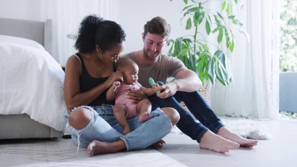 Liebevolle Eltern Die Mit Ihrer Kleinen Tochter Spielen Die Auf — Stockvideo