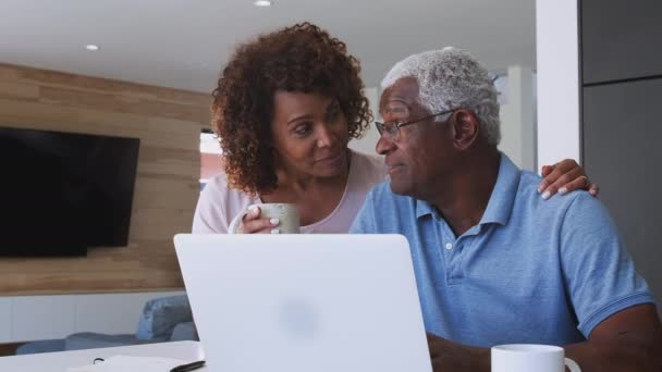 Idősebb Afro Amerikai Pár Otthon Ellenőrzi Személyes Pénzügyeit Laptop Számítógépen — Stock videók