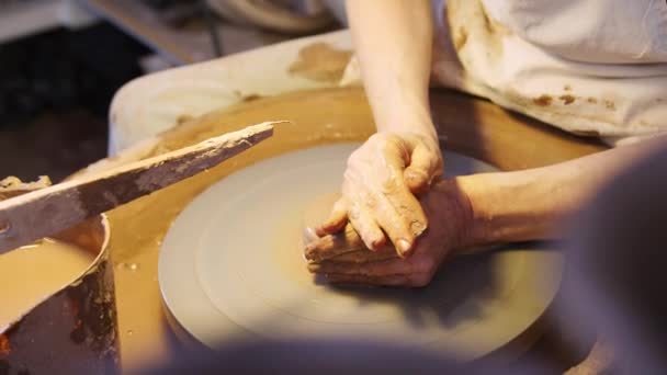 Close Van Mannelijke Pottenbakker Shaping Clay Voor Pot Aardewerk Wiel — Stockvideo