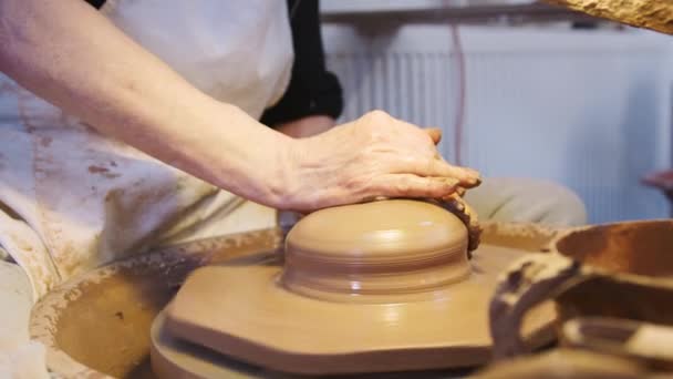 Närbild Manliga Potter Kasta Lera För Potten Keramik Hjul Keramik — Stockvideo
