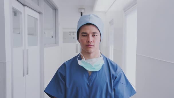 Porträtt Manlig Kirurg Klädd Skrubb Och Mask Sjukhuskorridoren Fällbara Armar — Stockvideo