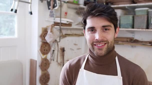 Retrato Sonriente Macho Potter Usando Delantal Estudio Cerámica — Vídeo de stock