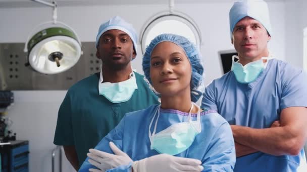 Retrato Del Equipo Quirúrgico Multicultural Pie Quirófano Del Hospital Filmado — Vídeo de stock