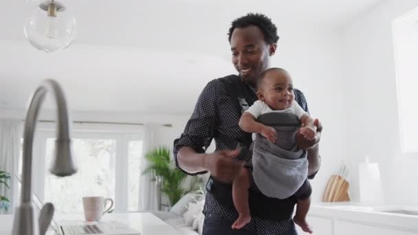 Pai Com Filho Bebê Funda Multi Tarefa Trabalhando Casa Laptop — Vídeo de Stock