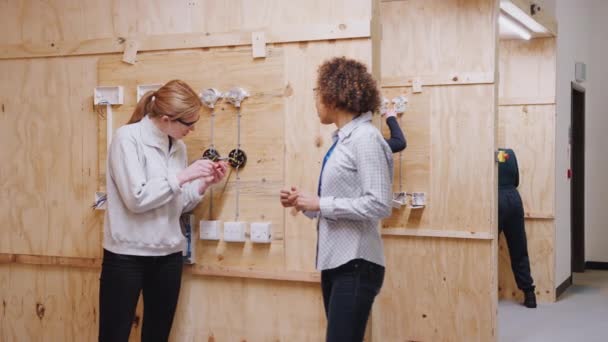 Dolly Prise Vue Tutrice Avec Des Électriciens Stagiaires Atelier Étudiant — Video