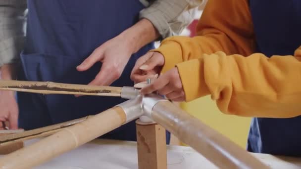 Close Equipe Multicultural Estagiários Oficina Aprendendo Montar Moldura Bicicleta Bambu — Vídeo de Stock