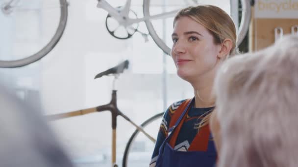 Equipe Multicultural Mulheres Estagiárias Oficina Aprendendo Montar Moldura Bicicleta Construída — Vídeo de Stock