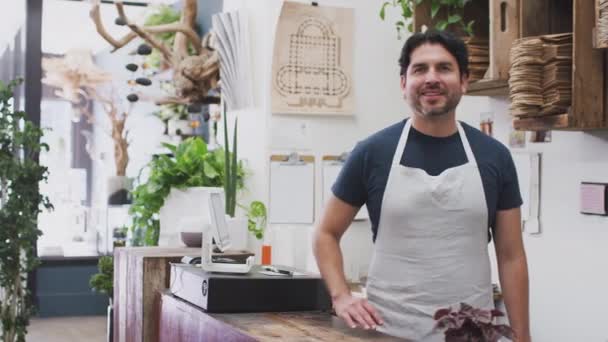 Hombre Propietario Floristerías Tienda Pie Detrás Del Mostrador Ventas Tienda — Vídeo de stock