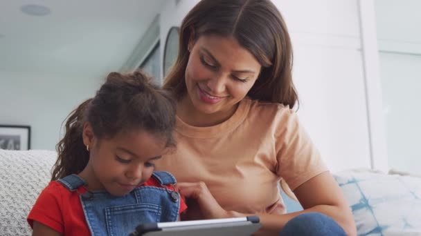 Hispanische Mutter Hilft Tochter Bei Hausaufgaben Mit Digitalem Tablet Aufgenommen — Stockvideo