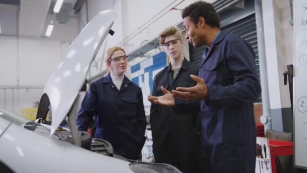 Mężczyzna Korepetytor Patrząc Samochód Silnik Studentów Studiujących Auto Mechanika Przyuczanie — Wideo stockowe