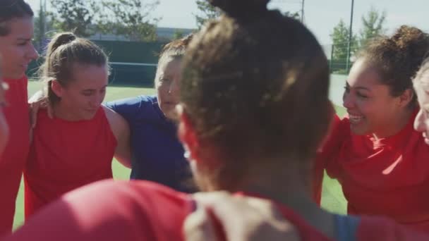 Manager Bundelt Handen Met Vrouwen Voetbalteam Tijdens Motiverende Peptalk Voor — Stockvideo