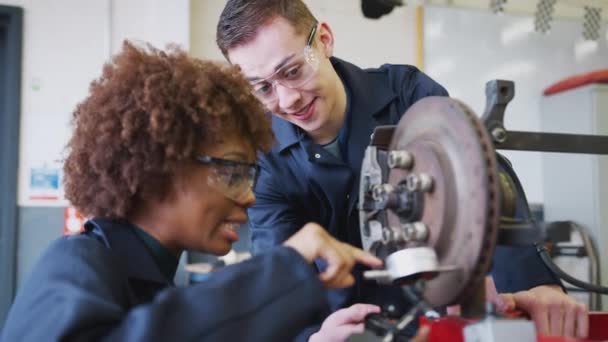 Tutor Con Estudiantes Hembras Comprobando Disco Freno Coche Curso Mecánico — Vídeos de Stock