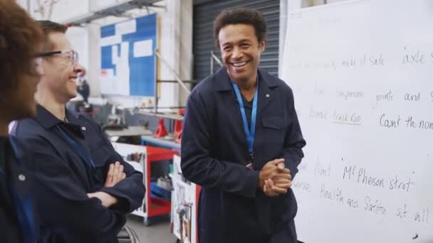 Mężczyzna Korepetytor Whiteboard Students Teaching Auto Mechanic Apprenticeship College Nakręcony — Wideo stockowe