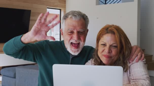 Senior Hispánský Pár Doma Video Chat Rodinou Notebooku Zastřelen Zpomaleném — Stock video