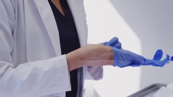 Kosmetologi Tai Lääkäri Laittaa Lateksikäsineet Valmistelee Ruiskun Ennen Ikääntymistä Injektio — kuvapankkivideo