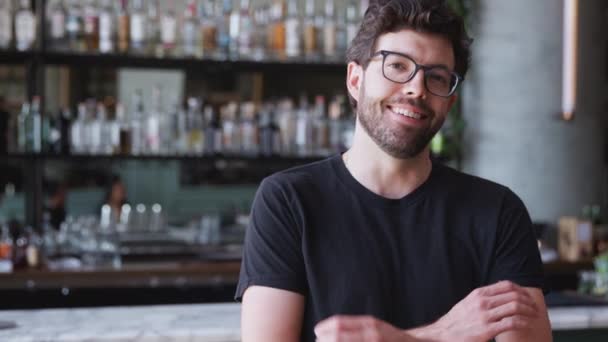 Porträt Des Männlichen Besitzers Einer Restaurantbar Der Lächelnd Tresen Steht — Stockvideo