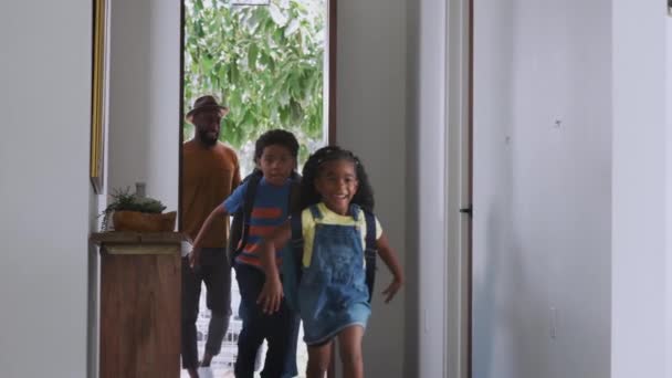 Famiglia Che Apre Porta Ingresso Torna Casa Dopo Scuola Giornata — Video Stock