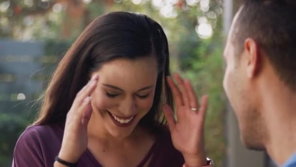 Χαμογελώντας Ισπανόφωνο Ζευγάρι Μιλάμε Και Γελάμε Στον Κήπο Στο Σπίτι — Αρχείο Βίντεο