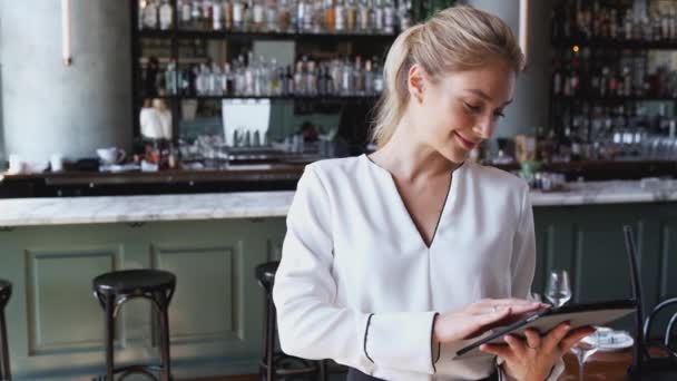Kvinnlig Ägare Restaurang Bar Står Vid Disken Med Hjälp Digital — Stockvideo