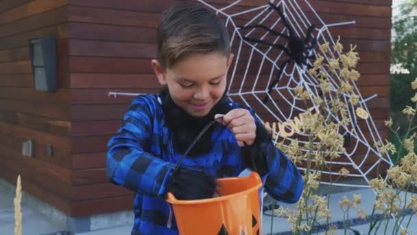 Porträt Eines Jungen Verkleideten Werwolf Kostüm Der Vor Dem Haus — Stockvideo