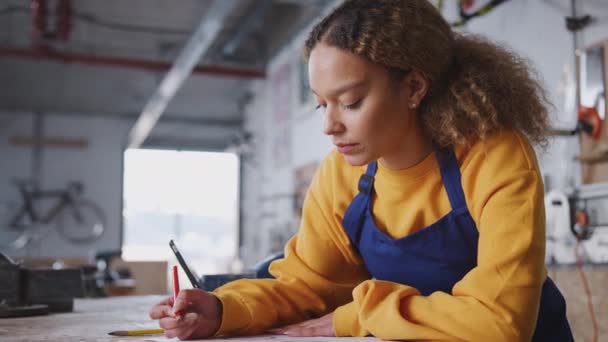 Femme Propriétaire Entreprise Atelier Prenant Des Notes Sur Plan Vélo — Video