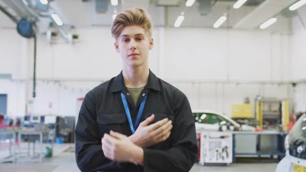 Retrato Del Estudiante Masculino Que Estudia Para Aprendizaje Mecánico Automático — Vídeo de stock