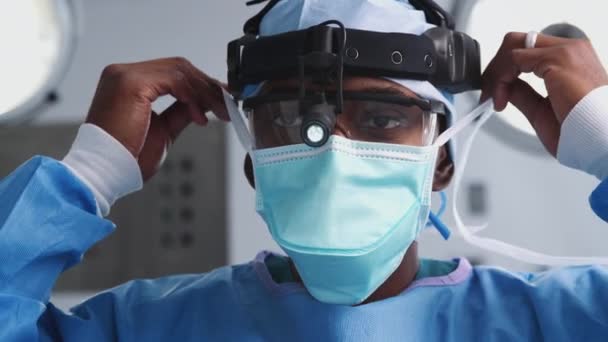 Mężczyzna Chirurg Okularach Ochronnych Masce Mocującej Palnik Szpitalnym Teatrze Operacyjnym — Wideo stockowe