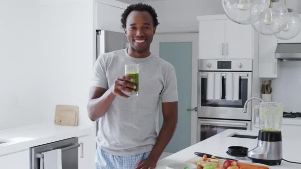 Portret Mężczyzny Piżamie Stojącego Kuchni Pijącego Świeżo Robiony Świeży Koktajl — Wideo stockowe