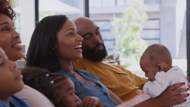 Keluarga Afrika Amerika Multi Generasi Dengan Bayi Santai Rumah Duduk — Stok Video