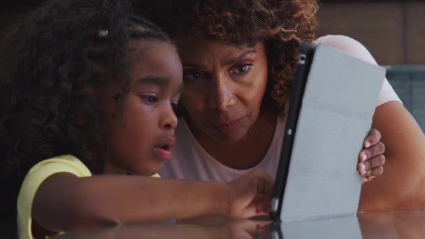 Κοντινό Πλάνο Της Αφροαμερικανής Γιαγιάς Και Εγγονής Στο Σπίτι Χρησιμοποιώντας — Αρχείο Βίντεο