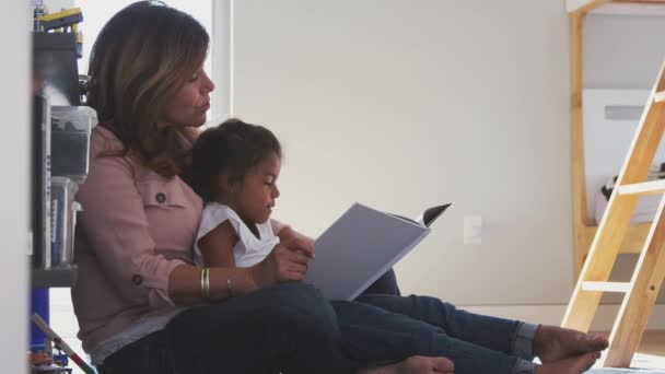 Spanyol Nagymama Unokája Padlón Gyerekek Hálószoba Olvasás Könyv Együtt Lelassított — Stock videók