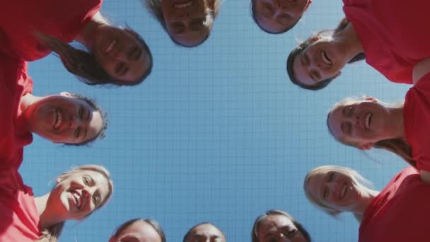 Портрет Жіночої Футбольної Команди Єднує Руки Під Час Мотиваційного Виступу — стокове відео