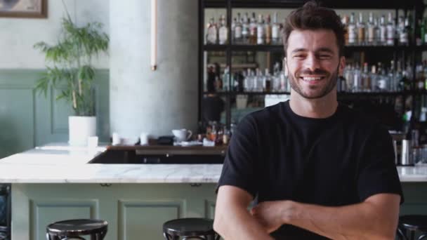 Portrait Propriétaire Masculin Bar Restaurant Debout Près Comptoir Souriant Regardant — Video