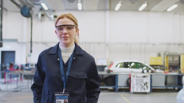 Portrét Studentky Bezpečnostními Brýlemi Studující Automechanické Učení Vysoké Škole Úsměvem — Stock video