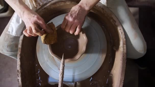 Overhead Close Male Potter Que Forma Arcilla Para Tazón Rueda — Vídeo de stock